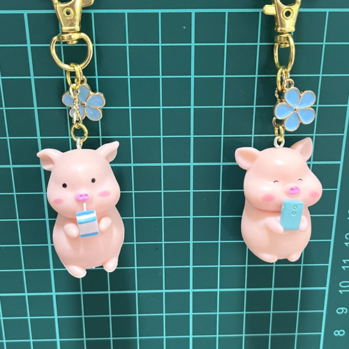人気❤︎【送料無料】♡ 立体ブタさんチャーム 【携帯】（水色の