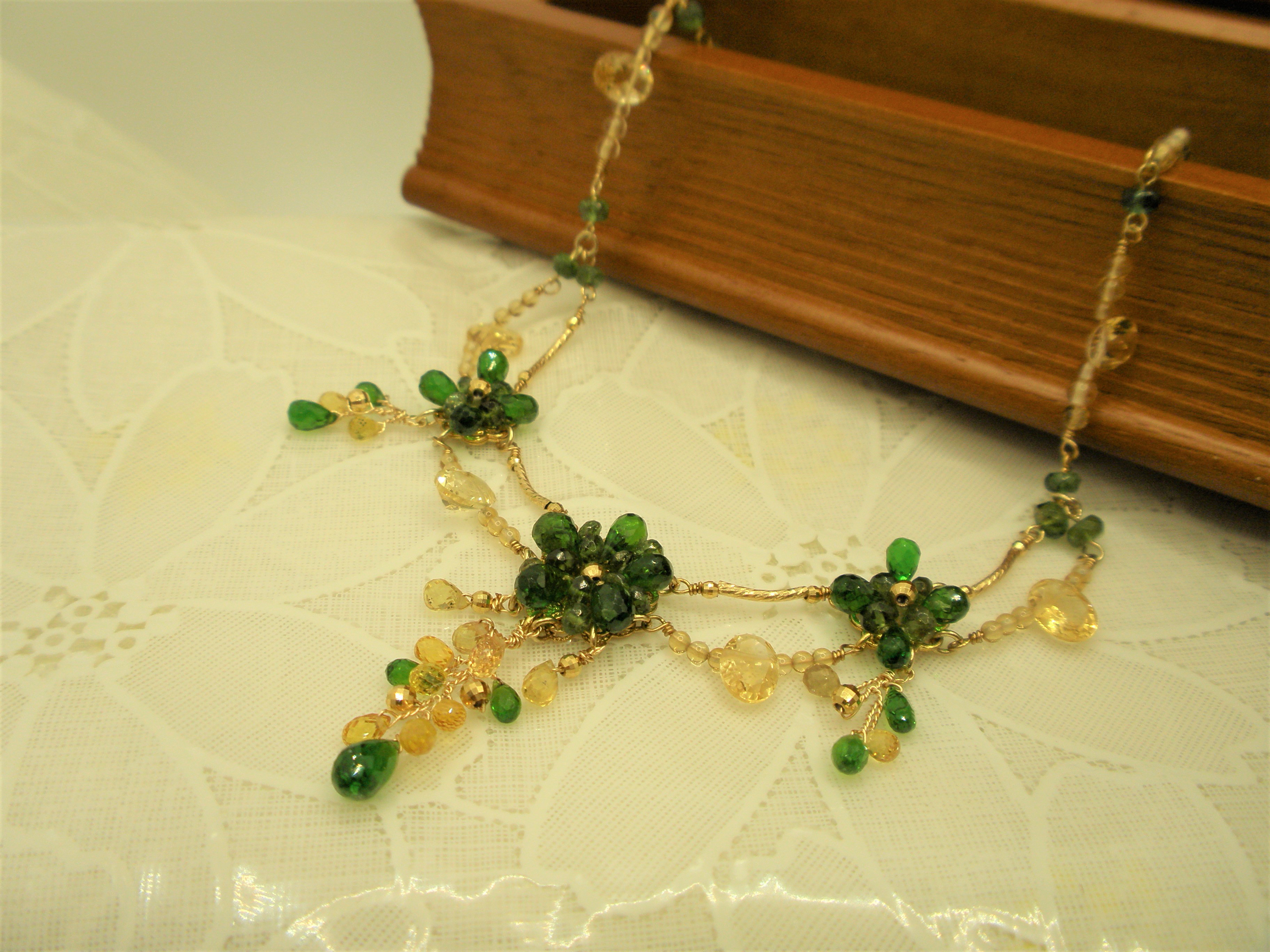 鮮やかなグリーンが美しい、クロムダイオプサイトのネックレス