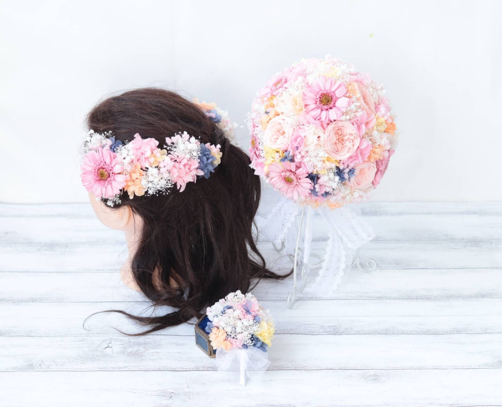 ガーベラとてまりローズのピンクラウンドブーケ＊お揃いブートニア・ヘッドドレス＊プリザーブドフラワー