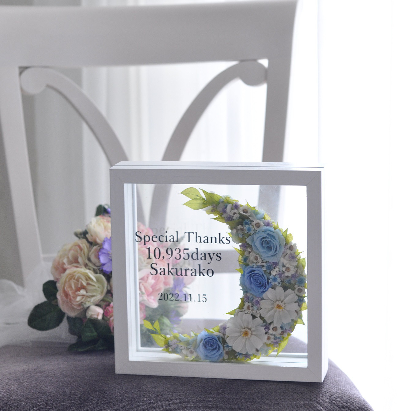 新色ブルー【メッセージ入れ可能】三日月フレームLサイズ☆結婚祝い、両親贈呈品、ウェルカムボードにも（フラワーフレーム）