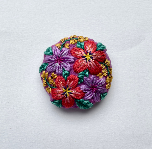 お花の刺繍ブローチ　ミッドサマー　コーラルレッド 1枚目の画像