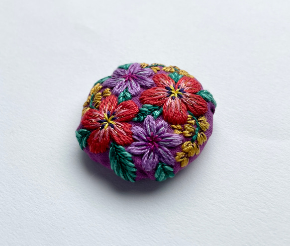 お花の刺繍ブローチ　ミッドサマー　コーラルレッド 2枚目の画像