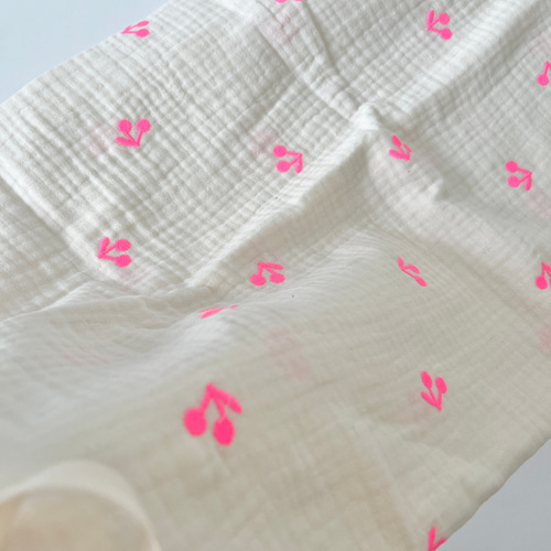 original生地 トリプルガーゼ（ネオンピンクチェリー刺繍） 韓国生地  