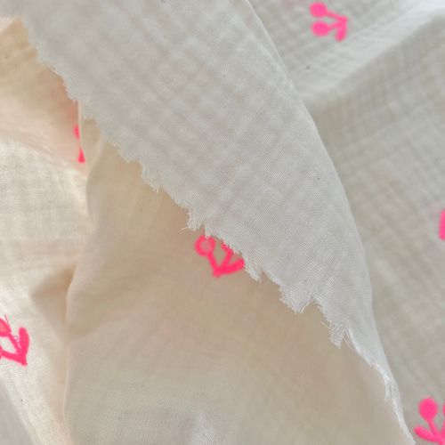 original生地 トリプルガーゼ（ネオンピンクチェリー刺繍） 韓国生地  