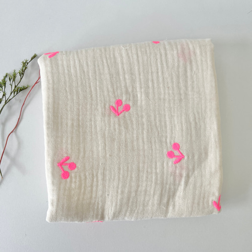 original生地 トリプルガーゼ（ネオンピンクチェリー刺繍） 韓国生地  