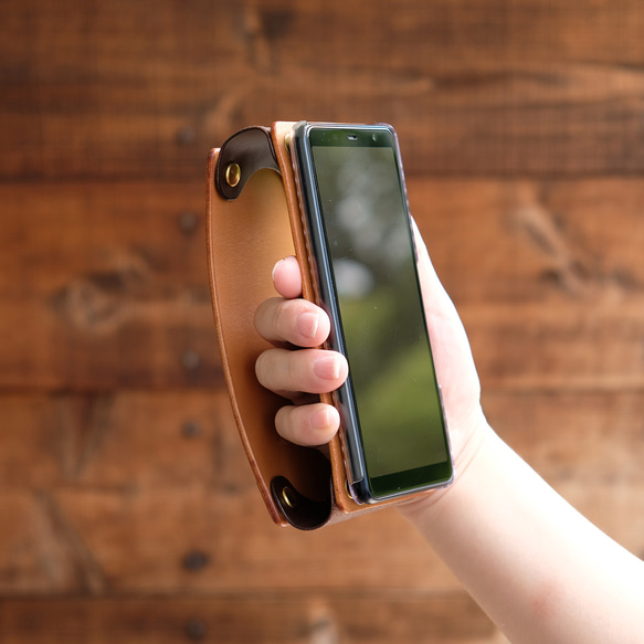 レザースマホケース（Arrows、AQUOS、BASIO4など背面中央カメラ対応）：スタンダードカラー AQUOS ナチュラル／レッド／ブラック／ダークブラウン／グレー スペシャルカラー：迷彩* Arrows センターカメラ 背面カメラが中央にある機種 ご購入の際 Be4 arrows R7 SH R6 ご希望の場合は お問い合わせください の６色からお選びいただけます ネックストラップ 900円