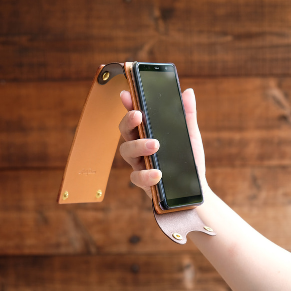 レザースマホケース（Arrows、AQUOS、BASIO4など背面中央カメラ対応）：スタンダードカラー AQUOS ナチュラル／レッド／ブラック／ダークブラウン／グレー スペシャルカラー：迷彩* Arrows センターカメラ 背面カメラが中央にある機種 ご購入の際 Be4 arrows R7 SH R6 ご希望の場合は お問い合わせください の６色からお選びいただけます ネックストラップ 900円