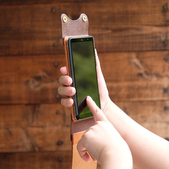 レザースマホケース（Arrows、AQUOS、BASIO4など背面中央カメラ対応）：スタンダードカラー AQUOS ナチュラル／レッド／ブラック／ダークブラウン／グレー スペシャルカラー：迷彩* Arrows センターカメラ 背面カメラが中央にある機種 ご購入の際 Be4 arrows R7 SH R6 ご希望の場合は お問い合わせください の６色からお選びいただけます ネックストラップ 900円