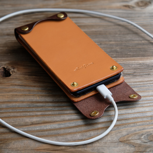 レザースマホケース（Arrows、AQUOS、BASIO4など背面中央カメラ対応）：スタンダードカラー AQUOS ナチュラル／レッド／ブラック／ダークブラウン／グレー スペシャルカラー：迷彩* Arrows センターカメラ 背面カメラが中央にある機種 ご購入の際 Be4 arrows R7 SH R6 ご希望の場合は お問い合わせください の６色からお選びいただけます ネックストラップ 900円