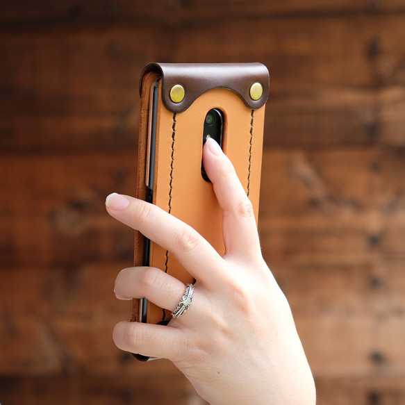 レザースマホケース（Arrows、AQUOS、BASIO4など背面中央カメラ対応）：スタンダードカラー AQUOS ナチュラル／レッド／ブラック／ダークブラウン／グレー スペシャルカラー：迷彩* Arrows センターカメラ 背面カメラが中央にある機種 ご購入の際 Be4 arrows R7 SH R6 ご希望の場合は お問い合わせください の６色からお選びいただけます ネックストラップ 900円