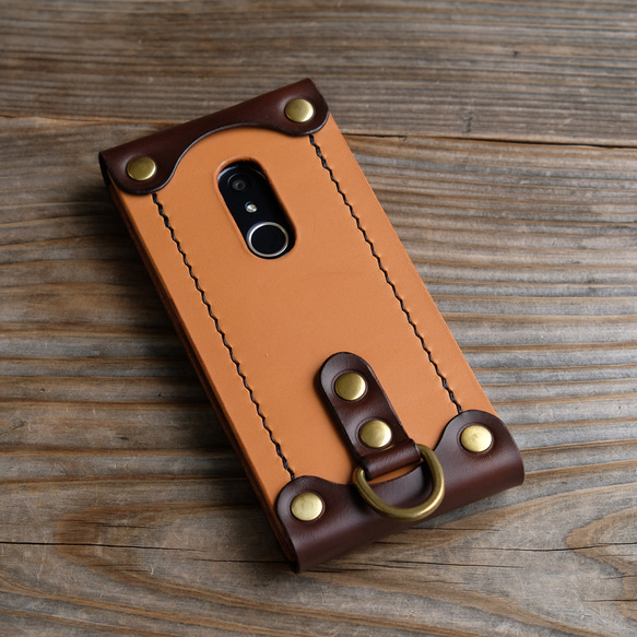 レザースマホケース（Arrows、AQUOS、BASIO4など背面中央カメラ対応）：スタンダードカラー AQUOS ナチュラル／レッド／ブラック／ダークブラウン／グレー スペシャルカラー：迷彩* Arrows センターカメラ 背面カメラが中央にある機種 ご購入の際 Be4 arrows R7 SH R6 ご希望の場合は お問い合わせください の６色からお選びいただけます ネックストラップ 900円