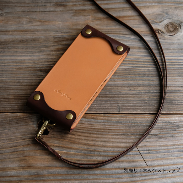 レザースマホケース（Arrows、AQUOS、BASIO4など背面中央カメラ対応）：スタンダードカラー AQUOS ナチュラル／レッド／ブラック／ダークブラウン／グレー スペシャルカラー：迷彩* Arrows センターカメラ 背面カメラが中央にある機種 ご購入の際 Be4 arrows R7 SH R6 ご希望の場合は お問い合わせください の６色からお選びいただけます ネックストラップ 900円