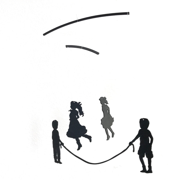 影絵のような癒しのレトロ風モビール「縄跳びをする子供たち」 4枚目の画像