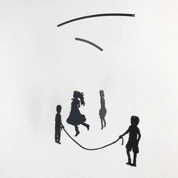 影絵のような癒しのレトロ風モビール「縄跳びをする子供たち」 3枚目の画像
