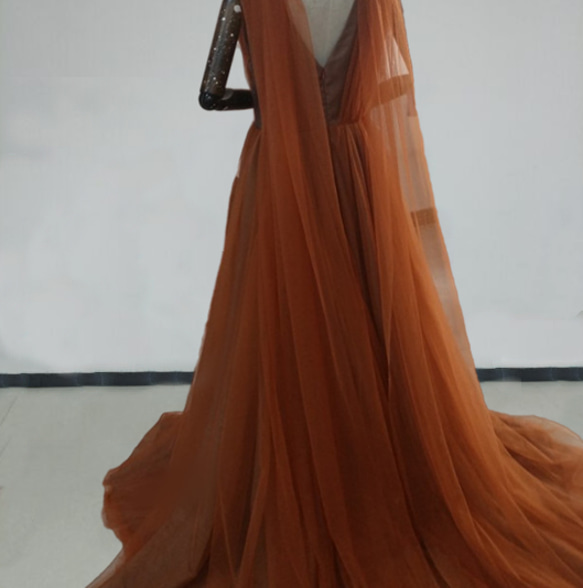 優雅廓形彩色洋裝赤土色V領洋裝柔軟薄紗流行趨勢 第4張的照片