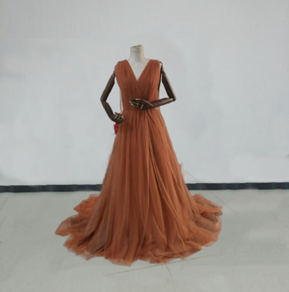 優雅廓形彩色洋裝赤土色V領洋裝柔軟薄紗流行趨勢 第1張的照片
