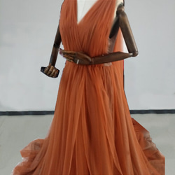 優雅なシルエット カラードレス テラコッタ色 Vネックドレス ソフトチュール トレンド人気 2枚目の画像