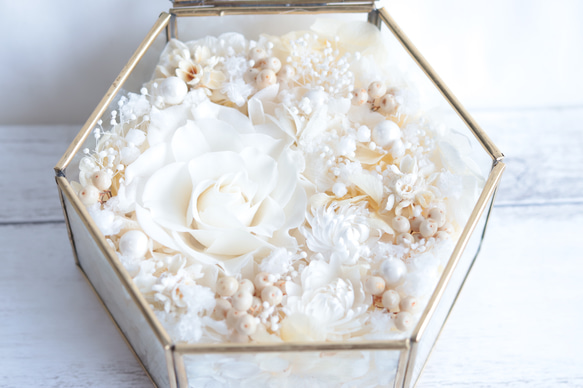 【自分で選べるセミオーダー】“アンティークホワイト”一輪のバラのアンティークガラスリングピローＭ 5枚目の画像
