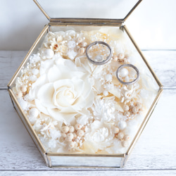 【自分で選べるセミオーダー】“アンティークホワイト”一輪のバラのアンティークガラスリングピローＭ 4枚目の画像