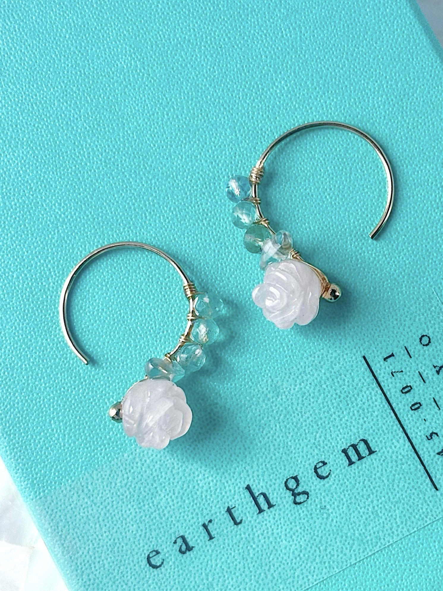 【14kgf】ローズクオーツの薔薇が一輪揺れる、ゴールドフィルドのフープフックピアス❇︎可愛いお花モチーフのピンク天然石