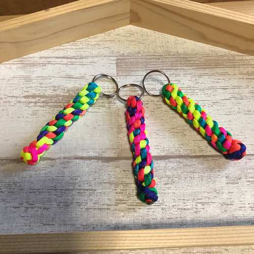 一個 ハンドメイド パラコードストラップ 多く
