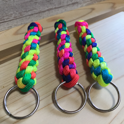1本選んで、カラフルカラーのパラコードキーホルダー・オリジナル  
