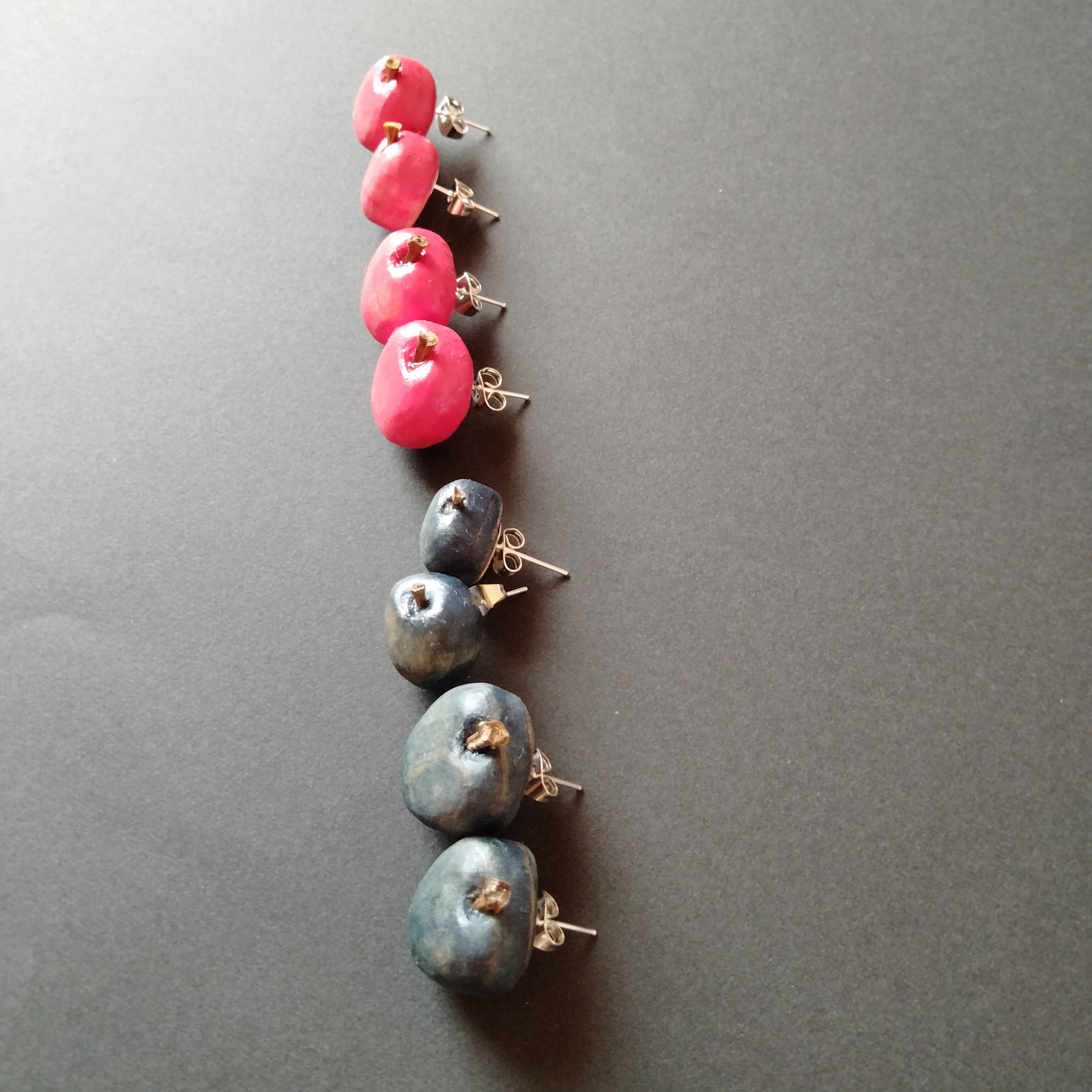 【特別価格】木彫りピアス　りんご　　赤色と藍染Ver.　両耳