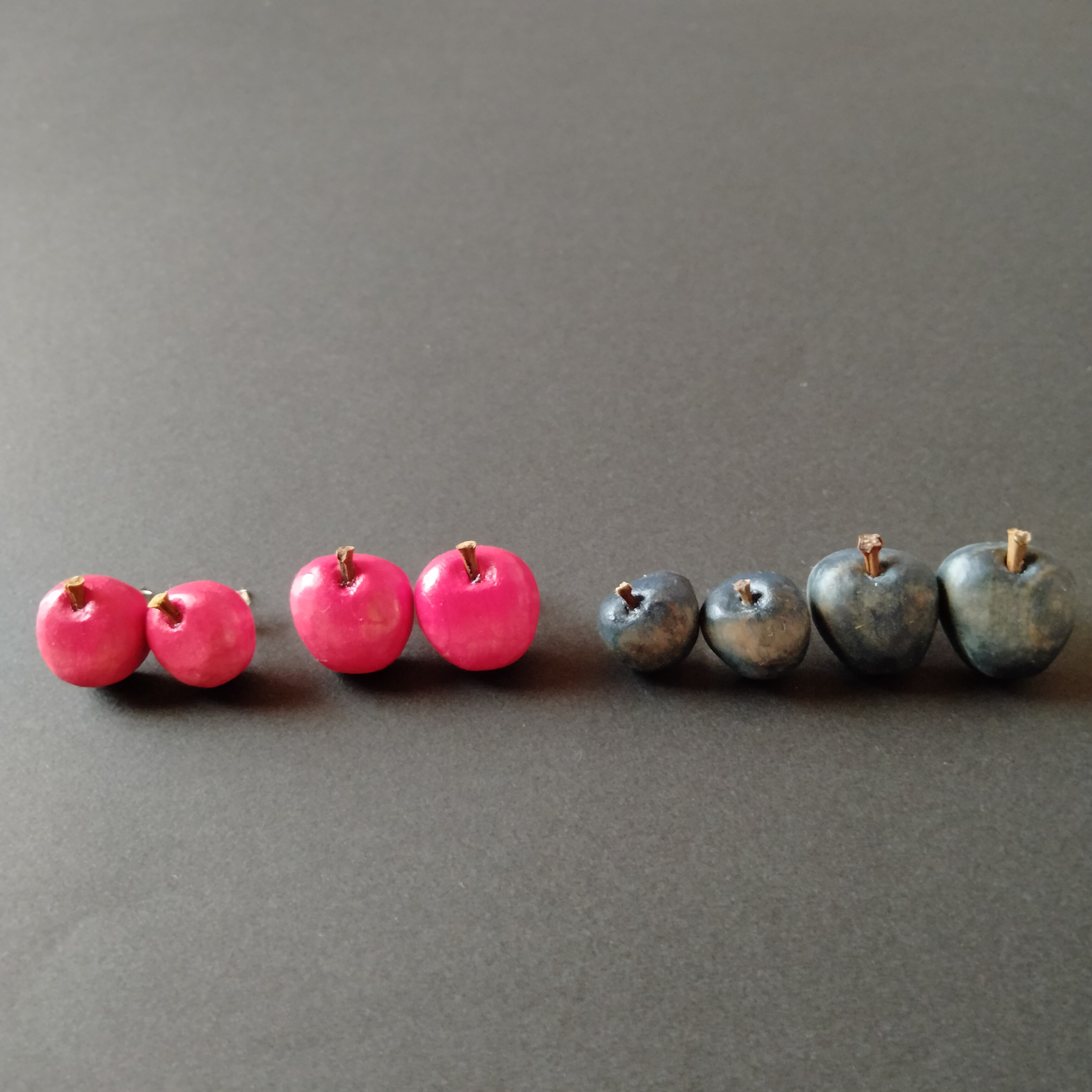 【特別価格】木彫りピアス　りんご　　赤色と藍染Ver.　両耳