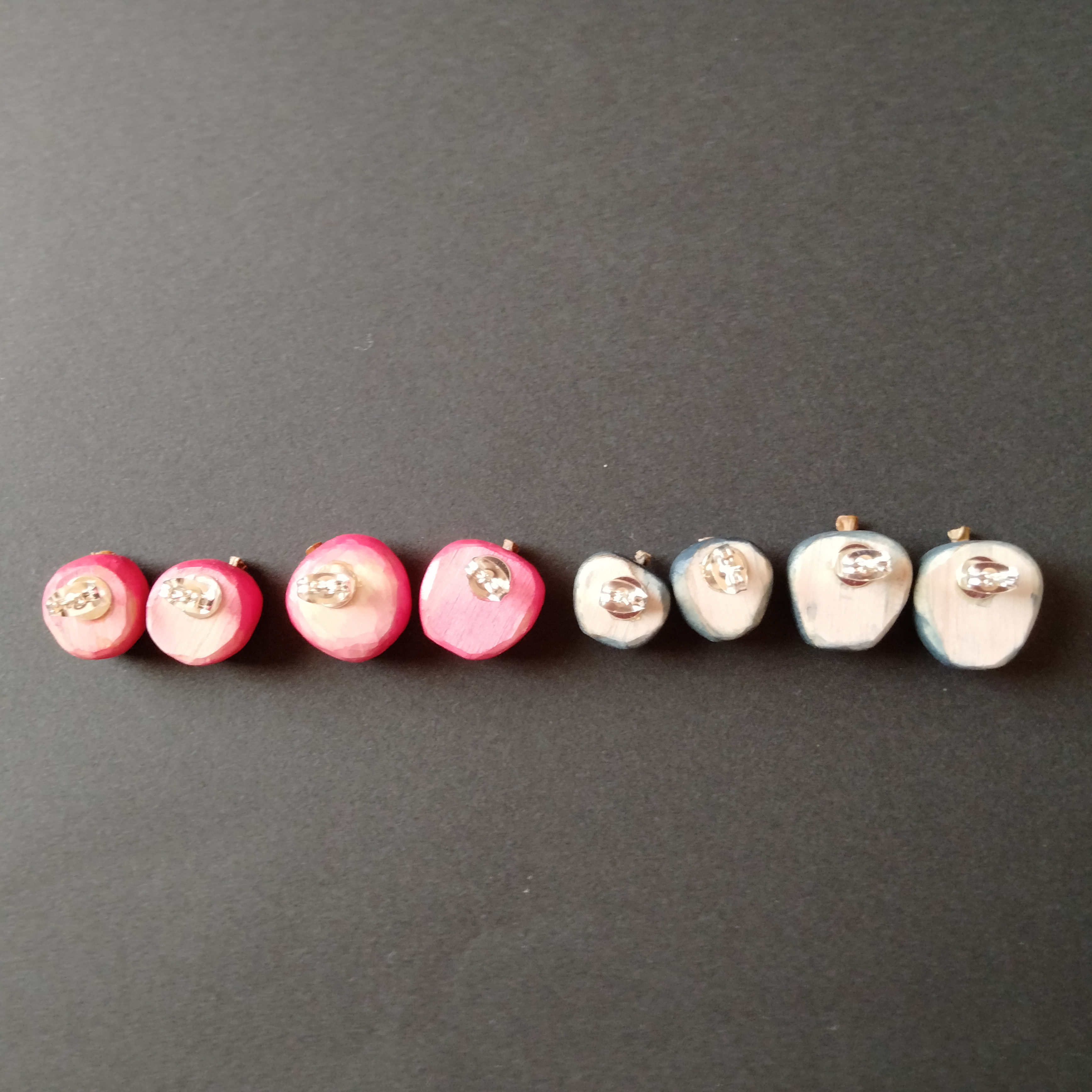 【特別価格】木彫りピアス　りんご　　赤色と藍染Ver.　両耳