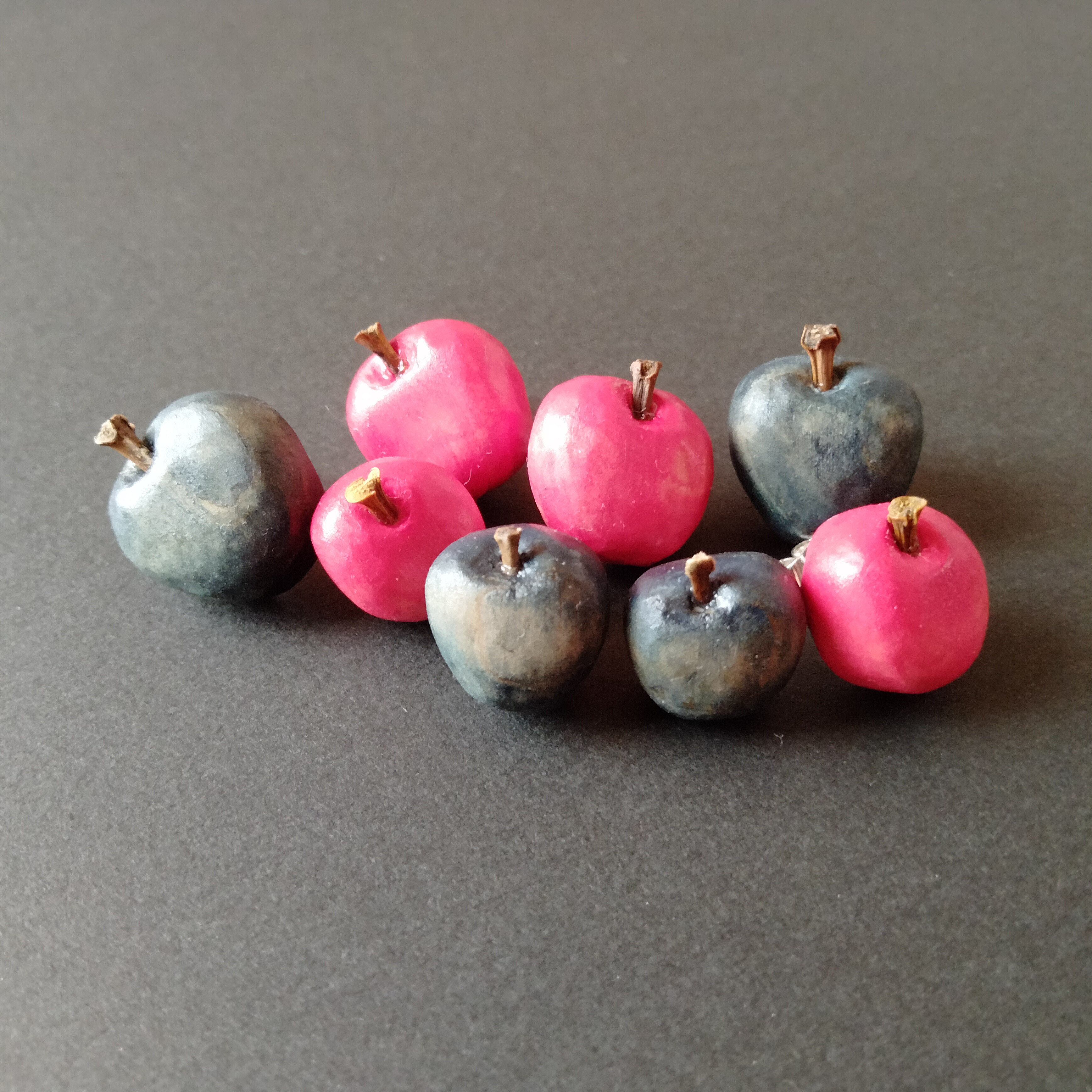 【特別価格】木彫りピアス　りんご　　赤色と藍染Ver.　両耳