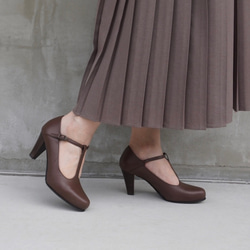 安定感のある履き心地☆クラシカルな万能Tストラップパンプス マロン