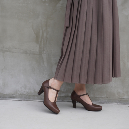 安定感のある履き心地☆クラシカルな万能Tストラップパンプス マロン