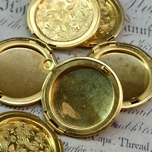 真鍮製エングレービング灰皿 BEHOLD− ロケット ラウンド フラワー 真鍮製 1個 エングレービング