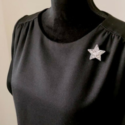 星空の宝石　シックに煌く星のビーズ刺繍ブローチ（クリスタル・アンティークシルバー・メタリックシルバー） 5枚目の画像