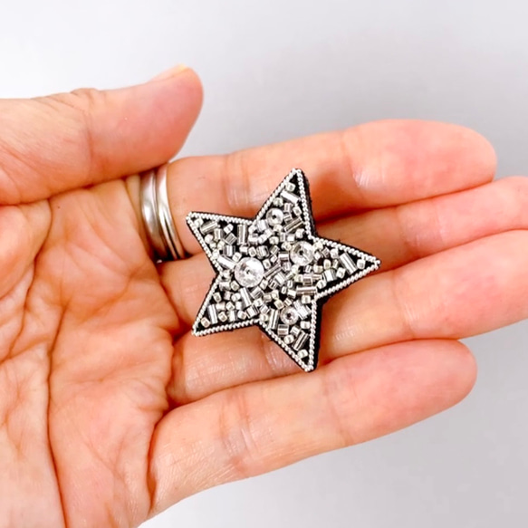 星空の宝石　シックに煌く星のビーズ刺繍ブローチ（クリスタル・アンティークシルバー・メタリックシルバー） 7枚目の画像