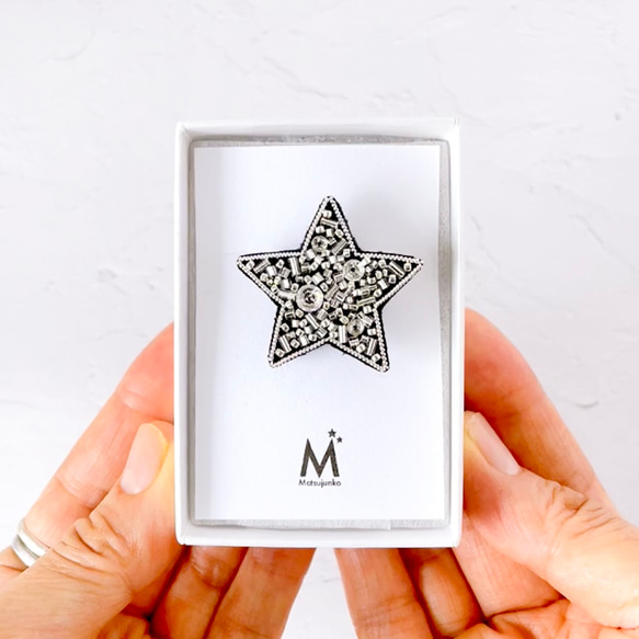 星空の宝石　シックに煌く星のビーズ刺繍ブローチ（クリスタル・アンティークシルバー・メタリックシルバー） 8枚目の画像