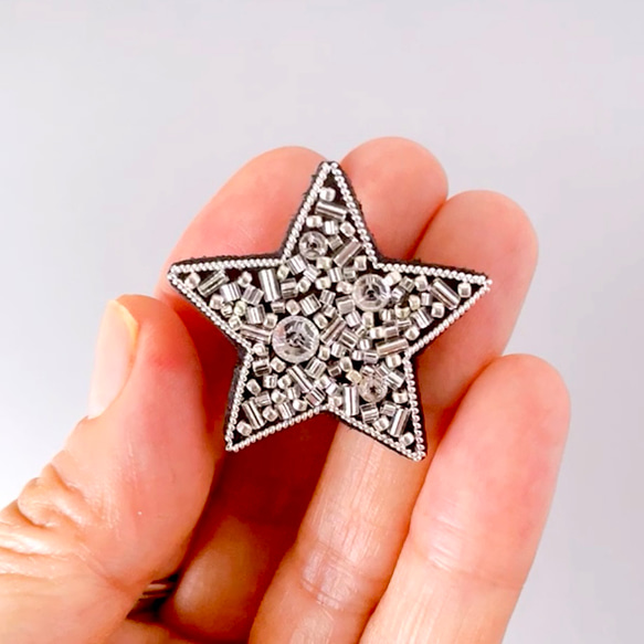 星空の宝石　シックに煌く星のビーズ刺繍ブローチ（クリスタル・アンティークシルバー・メタリックシルバー） 2枚目の画像