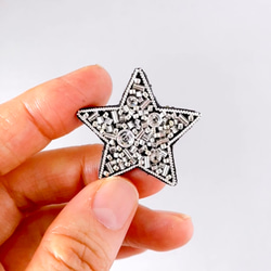 星空の宝石　シックに煌く星のビーズ刺繍ブローチ（クリスタル・アンティークシルバー・メタリックシルバー） 6枚目の画像
