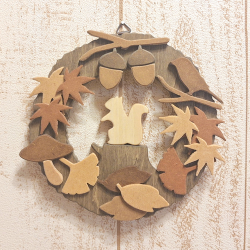 木製 秋のミニリース｜リス＆紅葉＆どんぐり＆きのこ 小ぶり壁掛け飾り