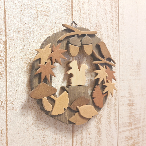 木製秋季迷你花圈 | 松鼠、秋葉、橡實和蘑菇，小型壁掛裝飾，森林動物，自然裝飾 第2張的照片