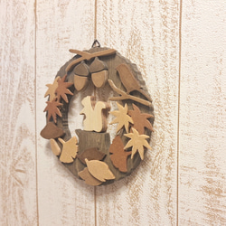 木製秋季迷你花圈 | 松鼠、秋葉、橡實和蘑菇，小型壁掛裝飾，森林動物，自然裝飾 第3張的照片