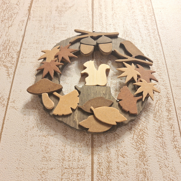 木製秋季迷你花圈 | 松鼠、秋葉、橡實和蘑菇，小型壁掛裝飾，森林動物，自然裝飾 第4張的照片