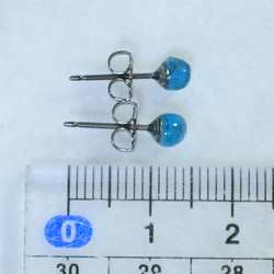 （獨一無二的物品）霓虹藍磷灰石耳釘（4 毫米，鈦柱） 第5張的照片