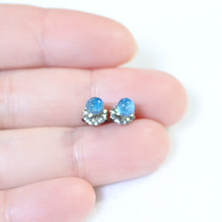 （獨一無二的物品）霓虹藍磷灰石耳釘（4 毫米，鈦柱） 第4張的照片