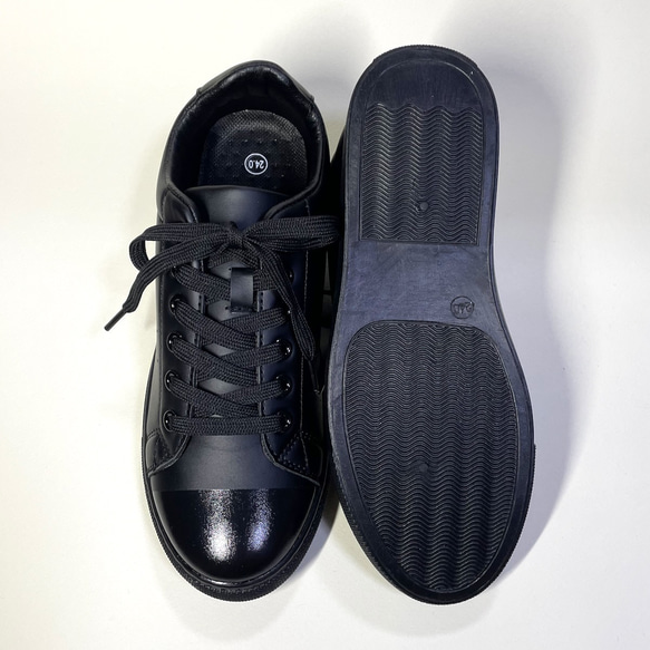 2 色調黑色運動鞋（啞光黑 x 琺瑯黑）22.5cm〜24.5cm 第5張的照片