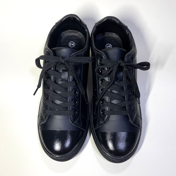 2 色調黑色運動鞋（啞光黑 x 琺瑯黑）22.5cm〜24.5cm 第2張的照片