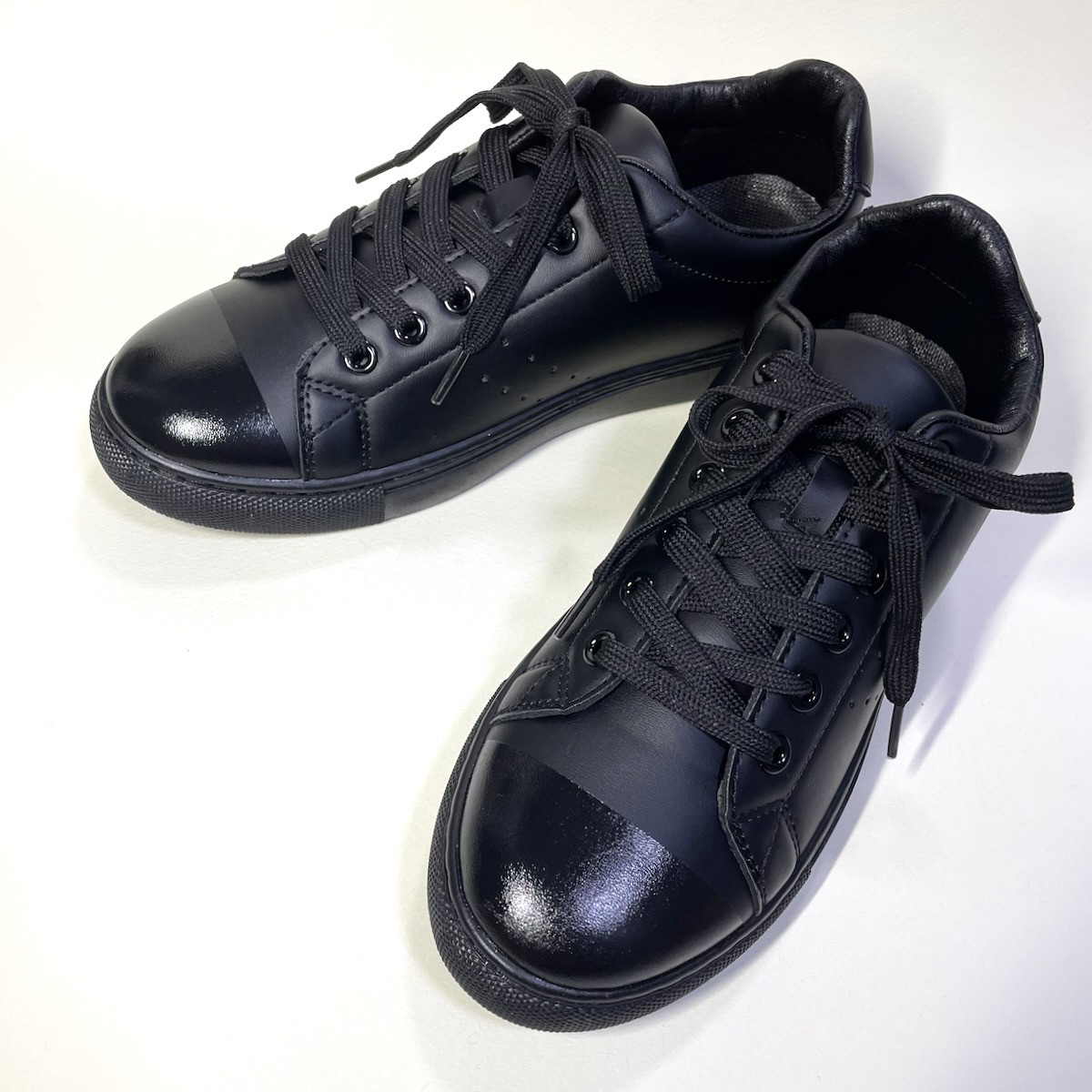 TOCCA 黒 エナメル パール リボン　スニーカー　靴　23.5（37） TOCCA 黒 エナメル パール リボン スニーカー 靴 23.5（37