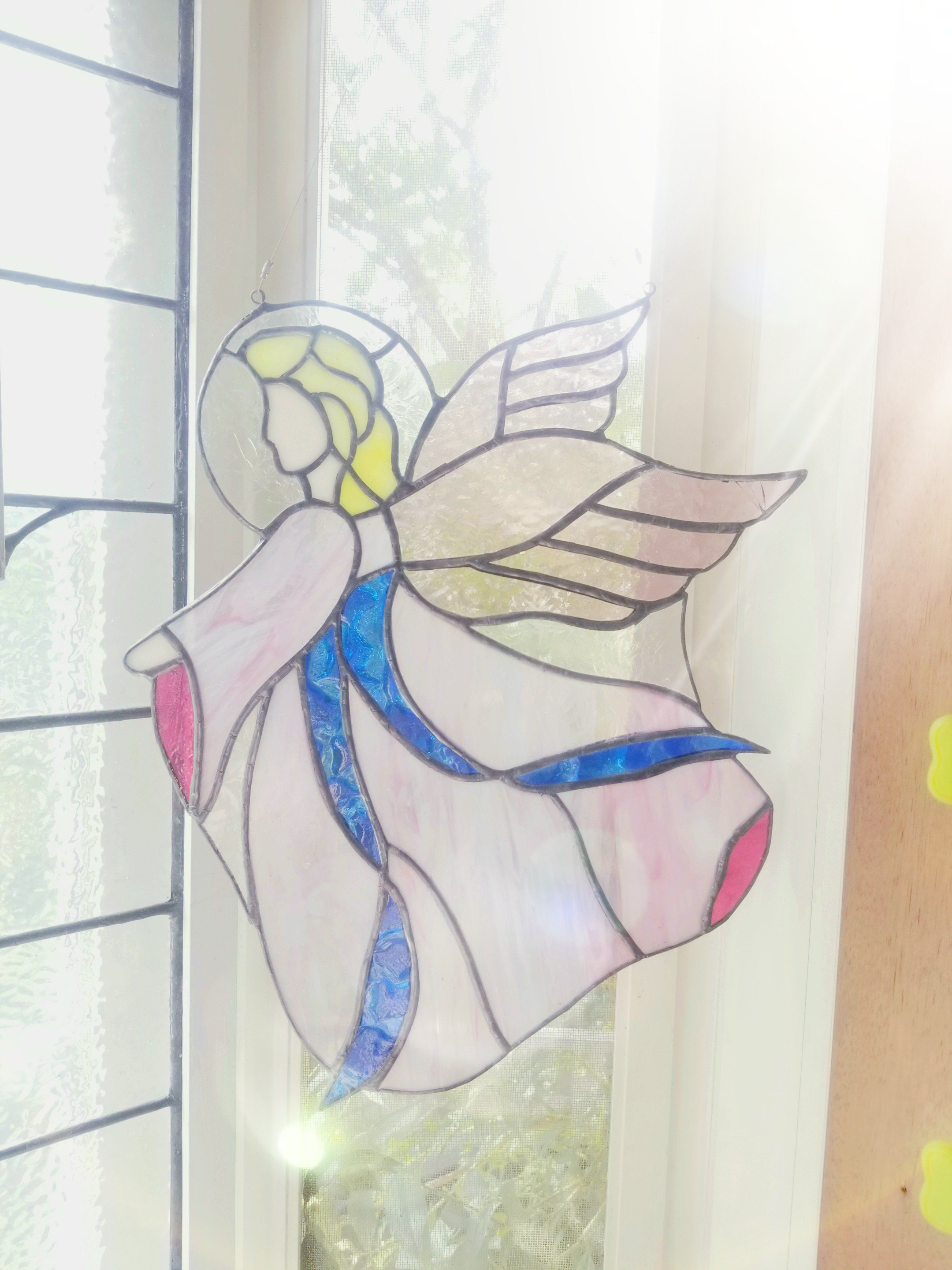 幸運を呼ぶエンジェルモチーフ　ステンドグラス　サンキャッチャーパネル 幸運を呼ぶエンジェルモチーフステンドグラスサンキャッチャーパネル