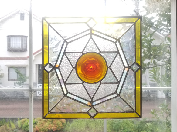 ステンドグラス　おひさまモチーフのパネル　ロンデルガラス使用(スタンド付) 4枚目の画像