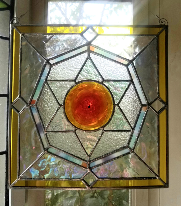 ステンドグラス　おひさまモチーフのパネル　ロンデルガラス使用(スタンド付) 1枚目の画像
